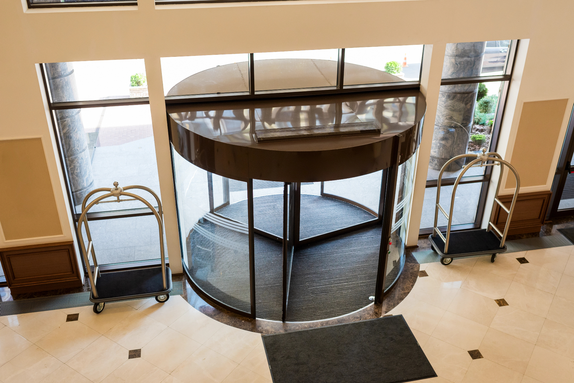 Vrtljiva vrata so elegantna in funkcionalna v enem