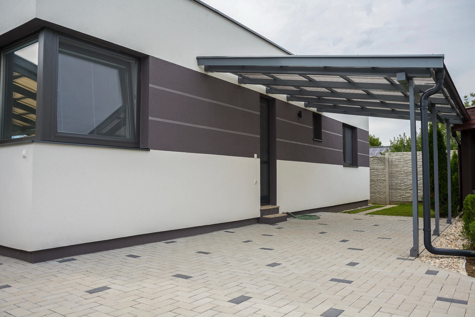 Nadstrešek za avto je nudil odlično zaščito za avto